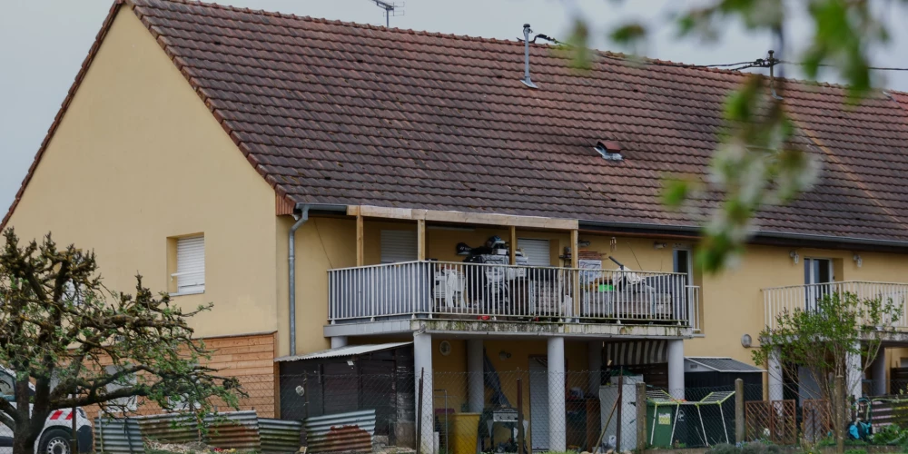 В этом доме проживала семья девятилетнего мальчика, пока он был заперт в фургоне.