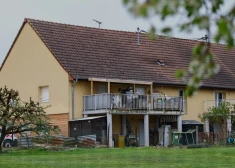 Больше года в фургоне: во Франции отец держал сына взаперти среди мусора и экскрементов