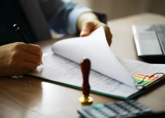 Жители Латвии рассказали, где именно в стране больше всего бюрократии