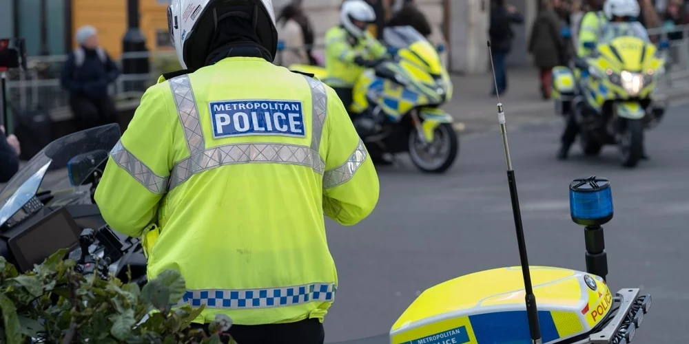 Londonas policija izsludinājusi meklēšanā divus cilvēkus.