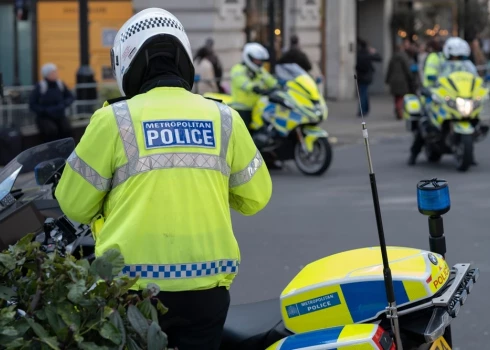 Londonas policija izsludinājusi meklēšanā divus cilvēkus.