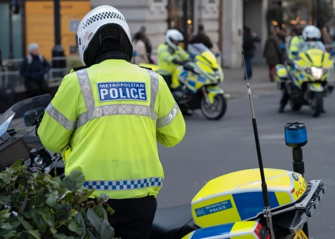 Londonā divi vīrieši maskās mēģina aizdedzināt sinagogu