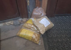 Жители Лиепаи нашли пакеты с едой под дверью - но не обрадовались, а испугались