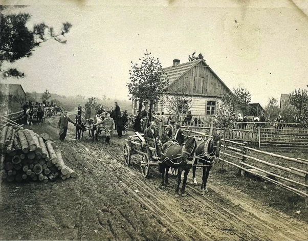 Aizpurvu saimnieka bēres 1936. gadā, fotogrāfija Birutai Eversonei ir emocionāli dārga, jo parāda nekad nesatikta vectēva pēdējos godus.