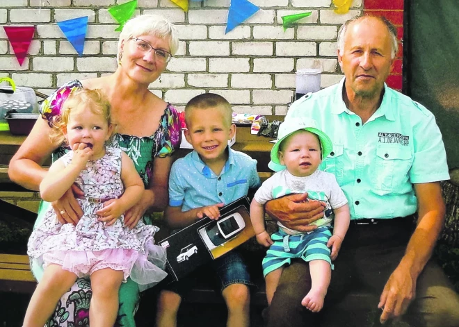 Vecvecāku otrā jaunība: mazbērni, rūpes un bezgalīga mīlestība