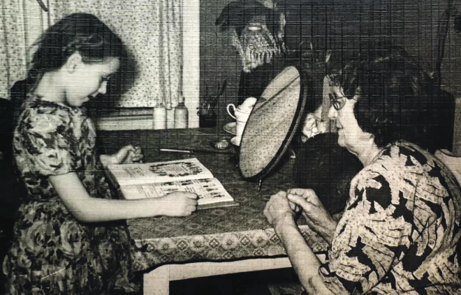 Pirmklasniece Raimonda ar omīti Rīgā 1961. gadā.