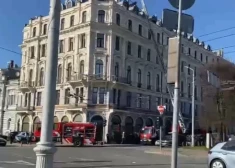 ВИДЕО: в здании возле Памятника Свободы вспыхнул пожар - движение в центре Риги перекрыто