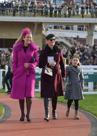 Mia tajā pašā mētelīti 2022. gadā.