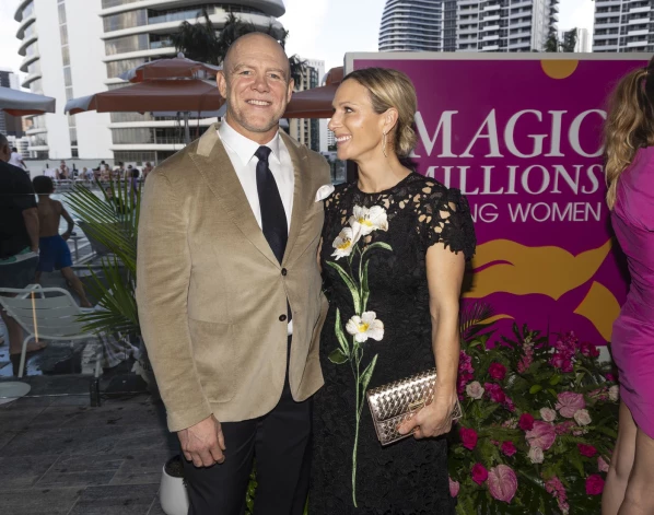 Zāra ar “Aspinal of London” zeltīto rokassomu 2025. gadā, apmeklējot zirgu skriešanās sacīkstes Austrālijā.