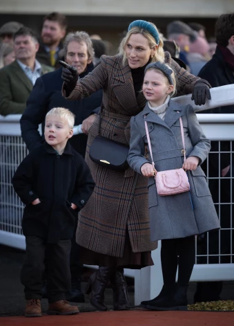 2026. gada 1. janvārī Lena bija ģērbusies “Gucci” mētelīti, ko agrāk valkāja viņas vecākā māsa.