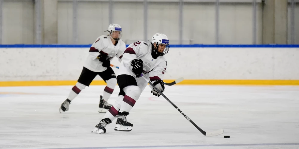 Latvijas hokejistes ar 4:3 pagarinājumā pārspēja Lielbritāniju.