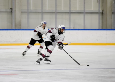 Latvijas hokejistes ar 4:3 pagarinājumā pārspēja Lielbritāniju.