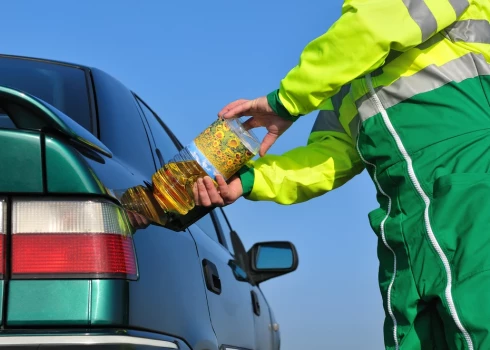 Augsto degvielas cenu dēļ tās vietā Igaunijā sāk izmantot augu eļļu.