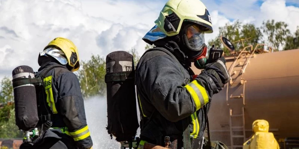 Pilošas cisternas dēļ uz Jelgavas dzelzceļa staciju izsauc glābējus.