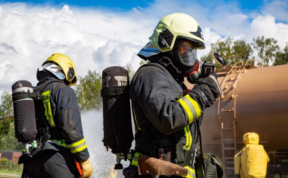 Slēdz gājēju kustību un norobežo teritoriju: glābēji Jelgavā apturējuši nezināmas vielas noplūdi no vilciena cisternas