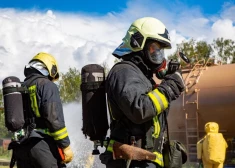 Slēdz gājēju kustību un norobežo teritoriju: glābēji Jelgavā apturējuši nezināmas vielas noplūdi no vilciena cisternas