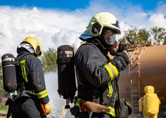 Slēdz gājēju kustību un norobežo teritoriju: glābēji Jelgavā apturējuši nezināmas vielas noplūdi no vilciena cisternas