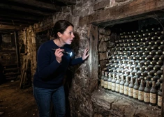 "Sveiciens no pagātnes": Sieviete savas jaunās mājas pagrabā nejauši atrod īpašu slēptuvi