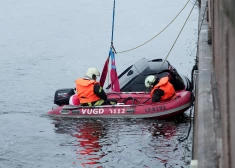 Рискуя жизнью, полицейский вытащил из Даугавы юношу, прыгнувшего с Вантового моста