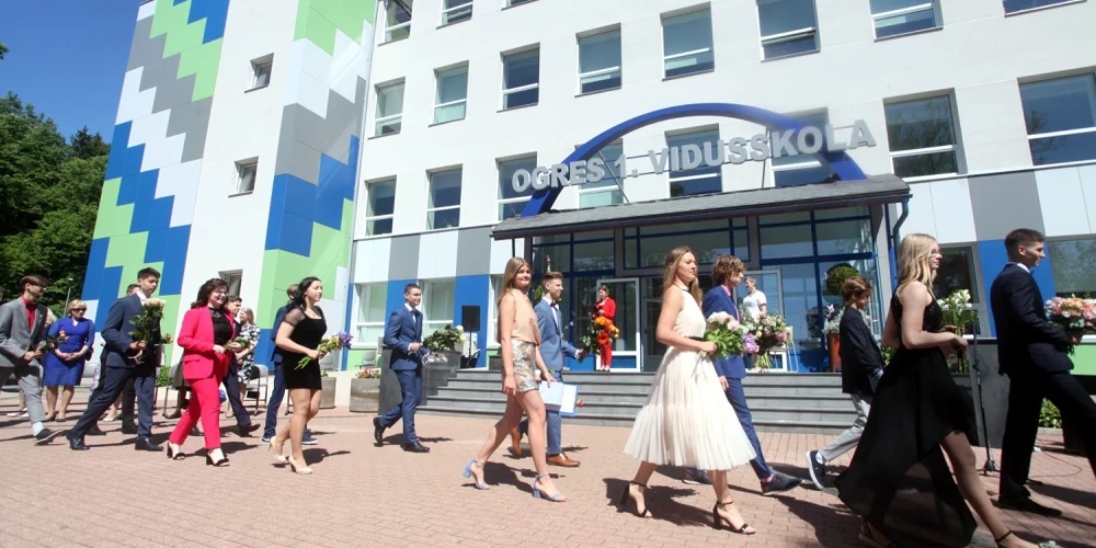 С 2026/2027 учебного года в электронном виде будут выдаваться аттестаты о среднем образовании, а с 2027/2028 учебного года - об основном. 