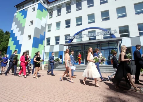 С 2026/2027 учебного года в электронном виде будут выдаваться аттестаты о среднем образовании, а с 2027/2028 учебного года - об основном. 