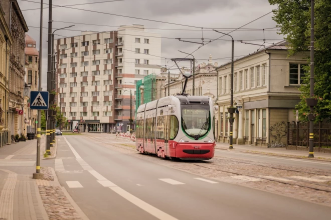 Liepājas tramvaja pasažierus atkal apdraud tramvaju logu daudzītāji. 