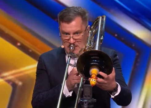 Vairis Nartišs iekaro “Britain’s Got Talent” ar īpaši neparastu muzikālu triku.