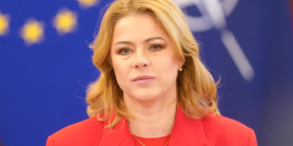 Vēl premjere arī tēlaini norādīja, ka ļoti atbalsta ideju par palīdzības sniegšanu nacionālajai lidsabiedrībai, un, ka nevēlas, lai “šī valdība būtu kapracis “airBaltic””.