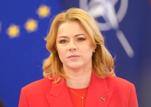 Vēl premjere arī tēlaini norādīja, ka ļoti atbalsta ideju par palīdzības sniegšanu nacionālajai lidsabiedrībai, un, ka nevēlas, lai “šī valdība būtu kapracis “airBaltic””.