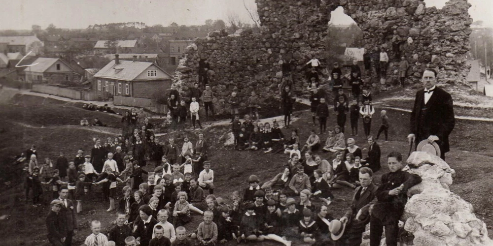 Школьники в руинах Резекненского замка, 1930 год.