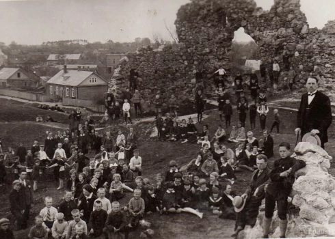 Школьники в руинах Резекненского замка, 1930 год.