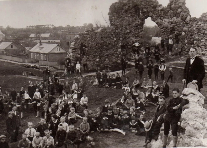 Когда-то в Резекне стоял замок, который пережил расцвет и войны, а теперь от него остались только руины