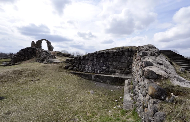 С IX по XIII век на холме на берегу реки, согласно записям археологов, находилось укрепленное поселение древних латгалов.