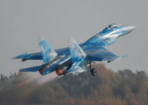 Ukraiņu "Su-24" paceļas gaisā, lai dotos pildīt misiju.