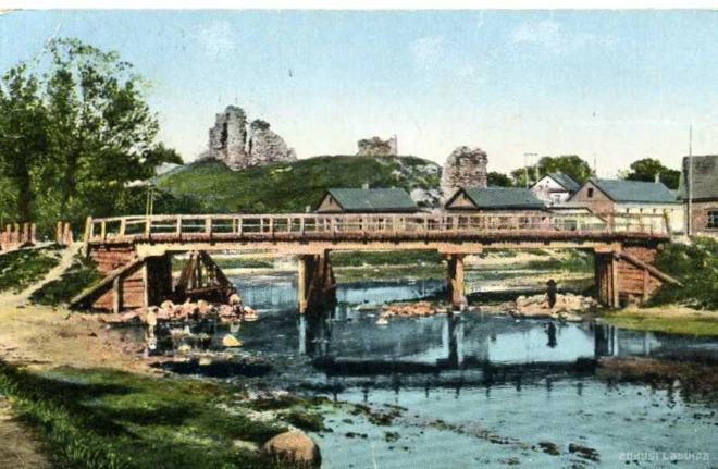 Река Резекне пересекает город в направлении с востока на запад. В черте города ее длина составляет примерно 10 километров. В городе река Резекне извивается, местами образуя довольно резкие повороты, а в некоторых местах ее берега размываются. До центральной площади река Резекне вместе с зелеными насаждениями в речной долине формирует центральную часть города.