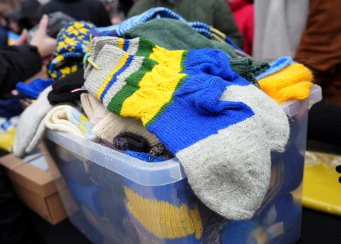 Теплые вещи для украинцев собирали также в ходе уличных акций.