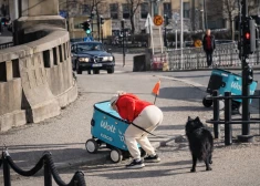 Somijā garāmgājēji palīdz iestrēgušiem piegādes robotiem pārvarēt ietves apmali. VIDEO