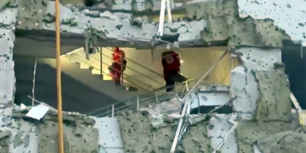 Glābēji piedalās glābšanas misijā Odesā pēc okupantu uzbrukuma, kurā gāja bojā vismaz 9 civiliedzīvotāji.