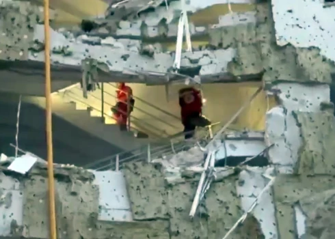 Glābēji piedalās glābšanas misijā Odesā pēc okupantu uzbrukuma, kurā gāja bojā vismaz 9 civiliedzīvotāji.