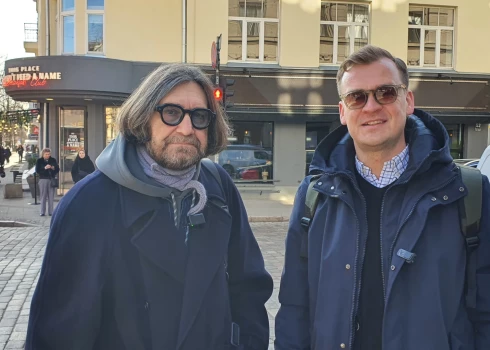 Mākslinieks Bruno Birmanis uzsver, ka ilgtspējīga mode ir kaut kas tāds, kas neizjūk pēc otrās vai trešās mazgāšanas reizes. (Foto: Jauns.lv)