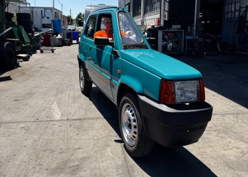 «Худая панда» из Италии — самый узкий в мире, работоспособный автомобиль: его ширина составляет всего 50 см! 