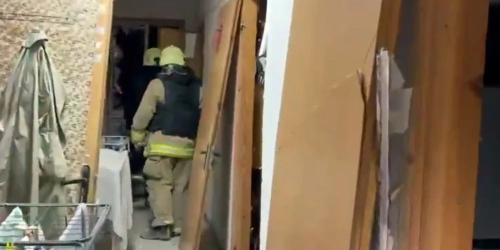 Glābēji Odesā pārmeklē ēku, kur ietriecās krievu iebrucēu "Shahed" drons.