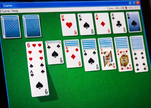 В Латвии за игрой в Solitaire может скрываться опасная афера с доступом к банковским данным и контактам.