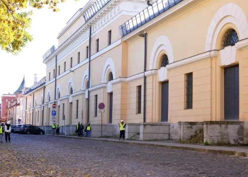 Продолжая второй этап обновления художественного музея «Арсенал», с 17 апреля этого года для движения автомобилей временно будет закрыт участок улицы Торня — от улицы Цитаделес до улицы Ноликтавас.