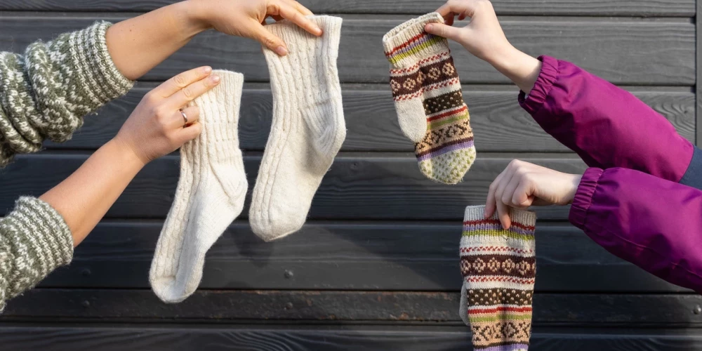 Latvijas iedzīvotāji Ukrainas karavīriem saziedojuši vairāk nekā 500 kilogramu adījumu. 