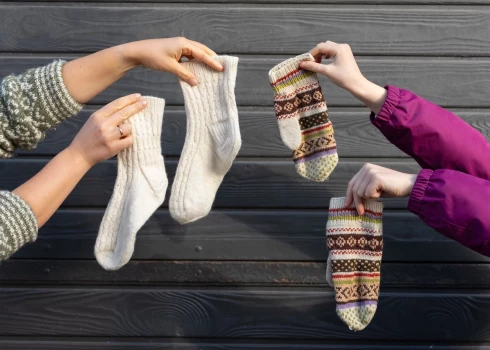 Latvijas iedzīvotāji Ukrainas karavīriem saziedojuši vairāk nekā 500 kilogramu adījumu. 