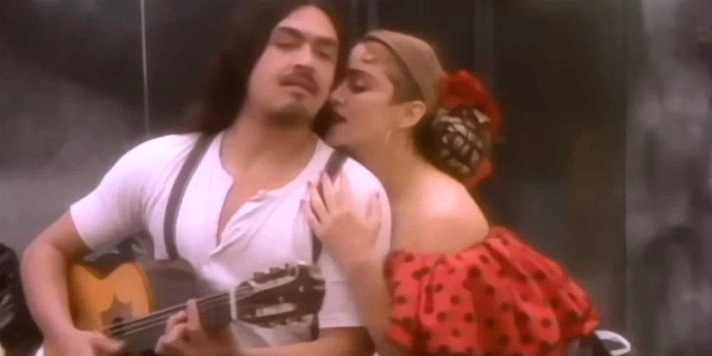 Madonna un Markoss Loija mūzikas videoklipā "La Isla Bonita".