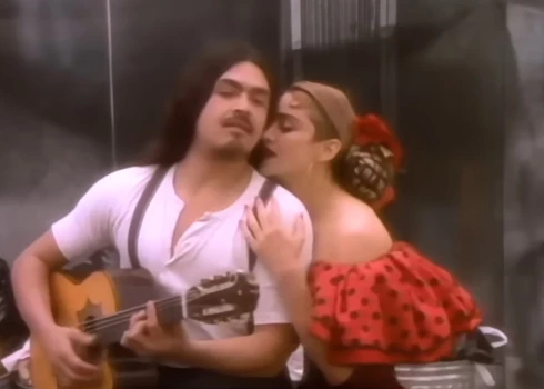 Madonna un Markoss Loija mūzikas videoklipā "La Isla Bonita".