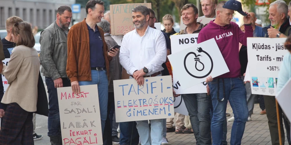 Elektroenerģijas augstās cenas bieži ir izacinājums Latvijas cilvēkiem (attēlā - protests pret augstajiem elektrības tarifiem pie Ministru kabineta 2023. gada septembrī).
