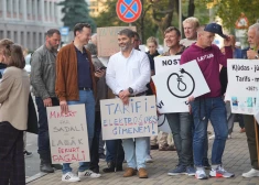 Padomi, kā samazināt elektrības rēķinu: vai pirkt elektrību par biržas cenu ir izdevīgi?